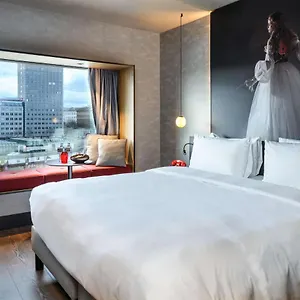Radisson Red Hotel, מלון